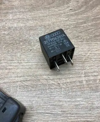 Volkswagen Golf III Other relay 357906381A 109