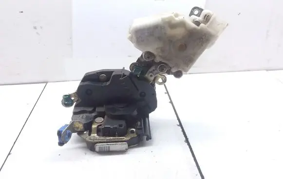 Nissan Almera Tino Front door lock 8055261U66