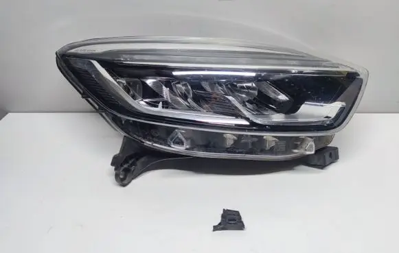 Renault Captur Headlight/headlamp 260101671R 01297702