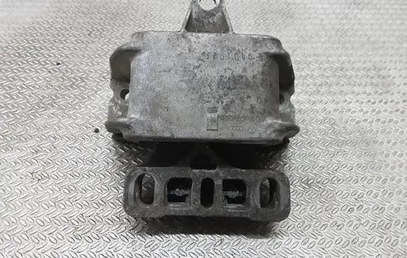 Skoda Octavia Mk1 (1U) Engine mount bracket 1J0199555