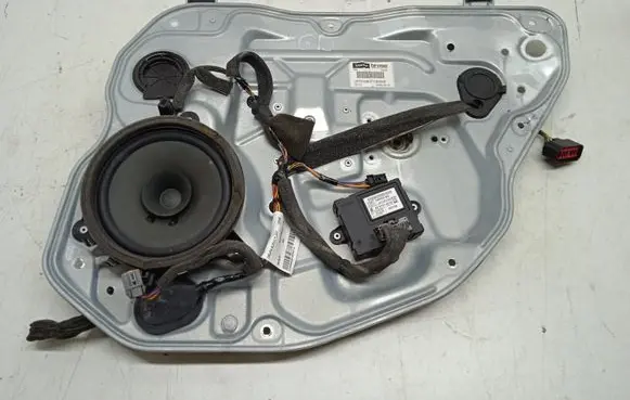 Rear window lifting mechanism without motor