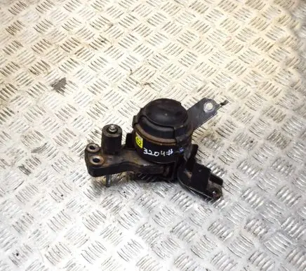 Toyota Yaris Engine mount bracket