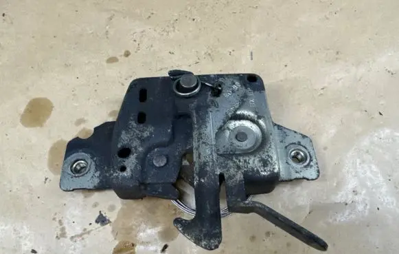 Renault Clio III Engine bonnet (hood) release handle