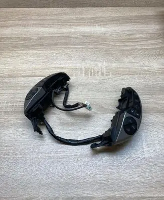 Steering wheel buttons/switches