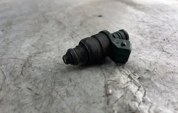 Volkswagen Golf IV Fuel injector 037906031aa