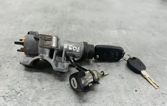 Volkswagen Polo IV 9N3 Ignition lock 4B0905851N