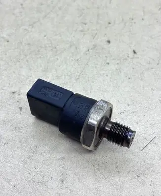 Mercedes-Benz E W211 Fuel pressure sensor 0281002498