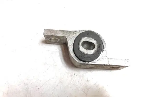 Volvo XC90 Engine mount bracket 30723914