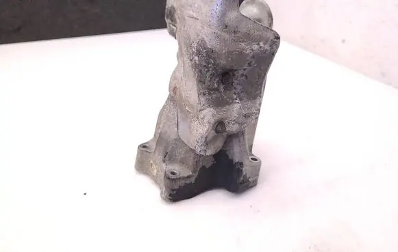 Engine mounting bracket