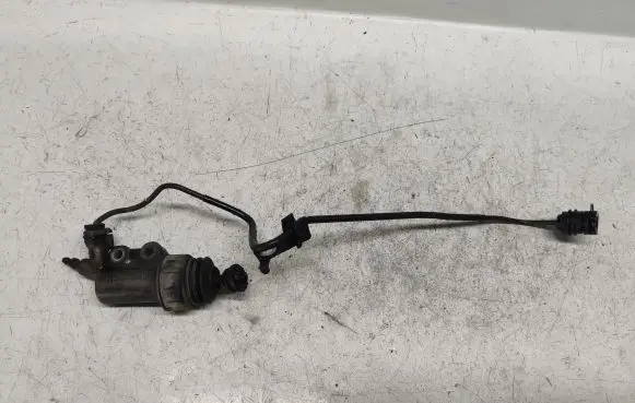 Mazda 5 Clutch master cylinder DE68037