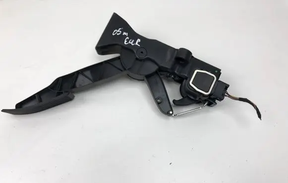 Mercedes-Benz A W169 Accelerator throttle pedal A1693000104 000458 91736020