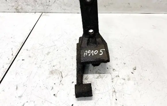Engine mounting bracket