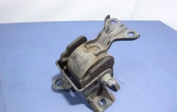 Mitsubishi Lancer VIII Gearbox mounting bracket