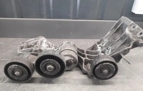 Mercedes-Benz A W169 Generator/alternator bracket A6402021040