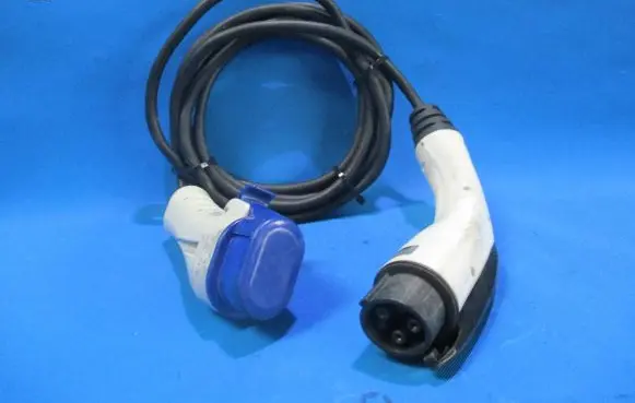 Nissan Leaf I (ZE0) Electric car charging cable 