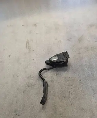 Accelerator throttle pedal