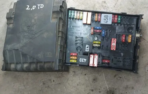 Volkswagen Touran I Fuse module 1K0937124K 1197 014189861