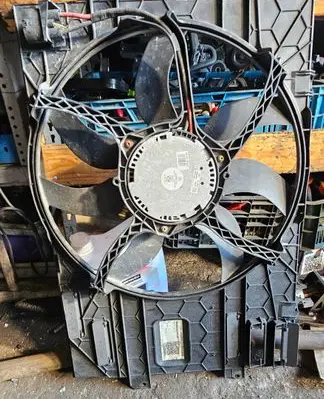 Volkswagen Multivan T5 Radiator cooling fan shroud 7E0121201N