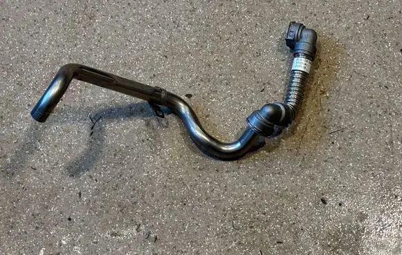 Engine coolant pipe/hose