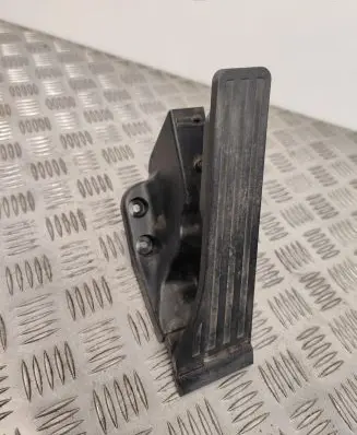 Mercedes-Benz E W213 Accelerator throttle pedal A2053000004