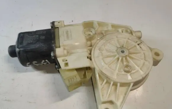 Mercedes-Benz C W204 Front door window regulator motor A2048200142 0808 971133100