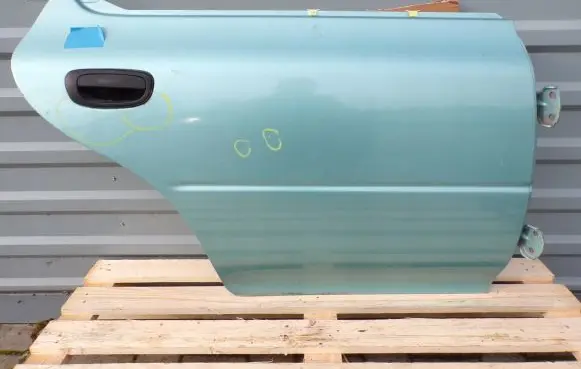 Subaru Impreza I Rear door DRZ211