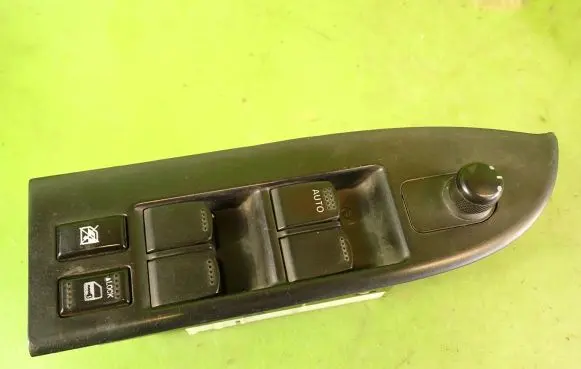 Suzuki Grand Vitara II Electric window control switch 62J00-1767T