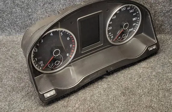 Volkswagen Tiguan Speedometer (instrument cluster) 5N0920873D