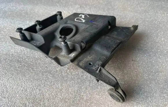 Front bumper mounting bracket