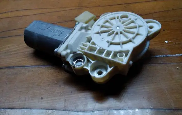 Mercedes-Benz E W211 Front door window regulator motor 0130821970 A2118202942 993626101