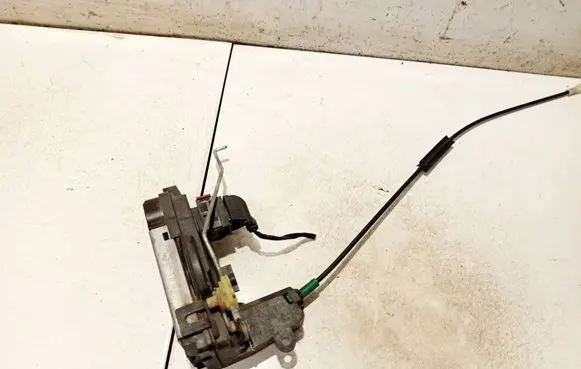 Opel Astra H Front door lock 13210749