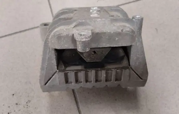 Volkswagen PASSAT B6 Engine mount bracket 1K0199262