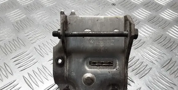 Radiator mount bracket