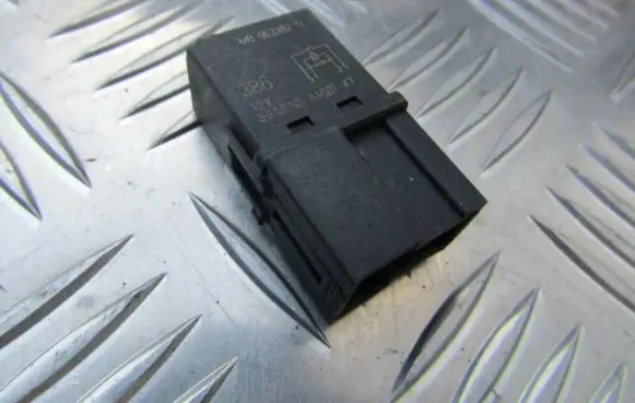 Volvo S40, V40 Other relay MB953382