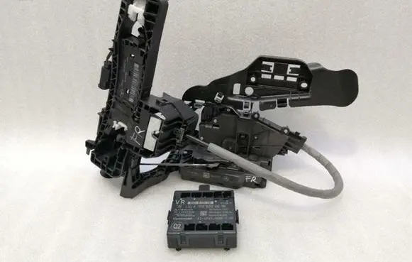 Mercedes-Benz GLS X166 Front door lock A2220063999