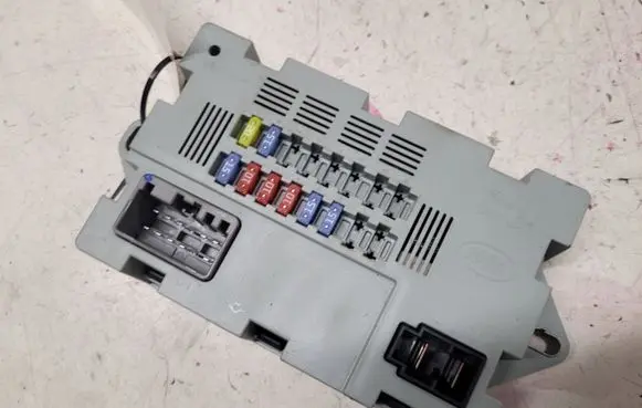 Jaguar XE Fuse module CPLA14Q073AA 73707520 1507031581