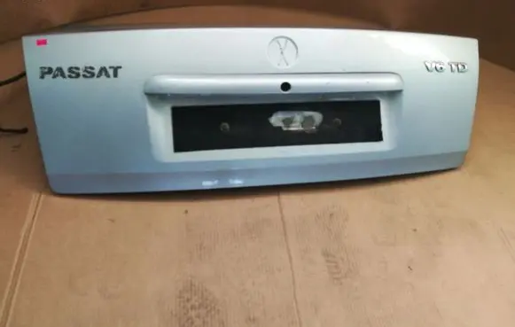 Volkswagen PASSAT B5 Tailgate/trunk/boot lid 3B5827025C