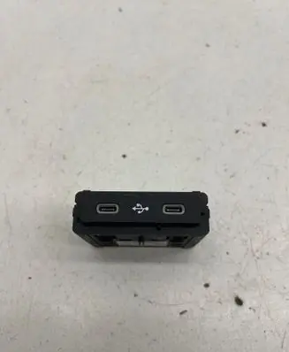 Renault Austral USB socket connector 284H38566R DQ12X22243