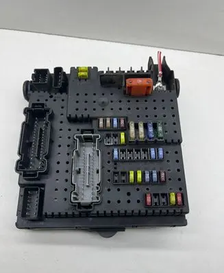 Volvo V70 Fuse module 30728512 28017881 05W452