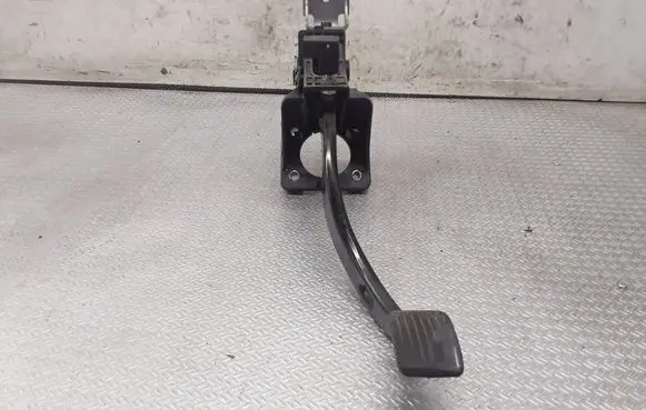 KIA Carens II Brake pedal 328001DXXX