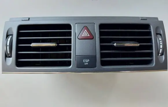 Mercedes-Benz C W204 Dash center air vent grill A2048305754
