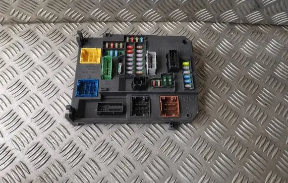 Peugeot 508 Fuse module 9664992380 BSIQ0500 BSIQ05