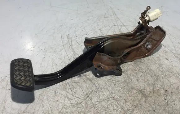 Toyota Yaris Brake pedal