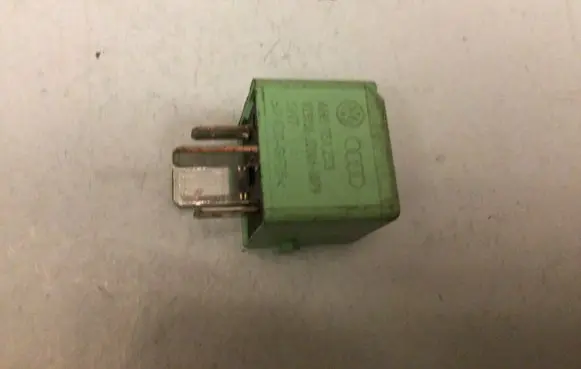 Volkswagen PASSAT B7 Other relay 4H0951253 644
