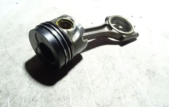 Volkswagen PASSAT B5.5 Piston with connecting rod MA0 038J
