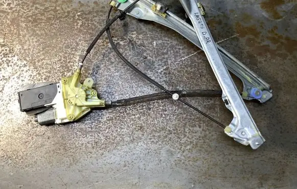 Renault Laguna III Front door window regulator motor 0130822331