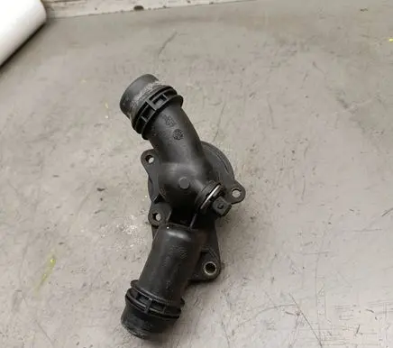 BMW 3 E46 Thermostat housing 1436824 1437040