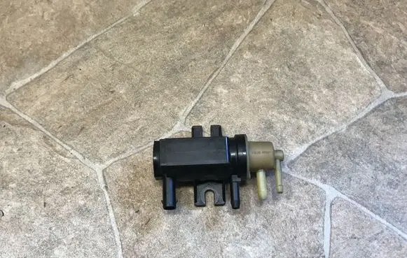 Engine mount vacuum valve