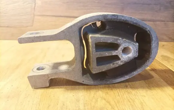 Volvo V70 Engine mount bracket