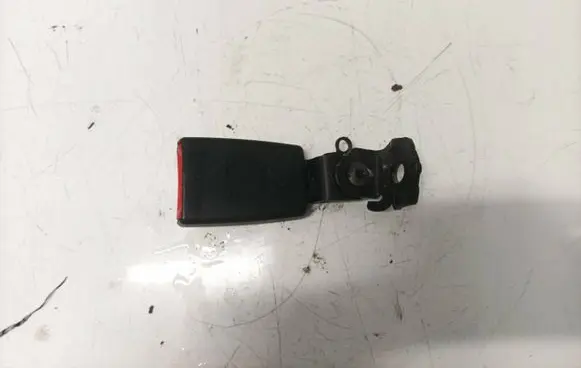 Middle seatbelt buckle (rear)